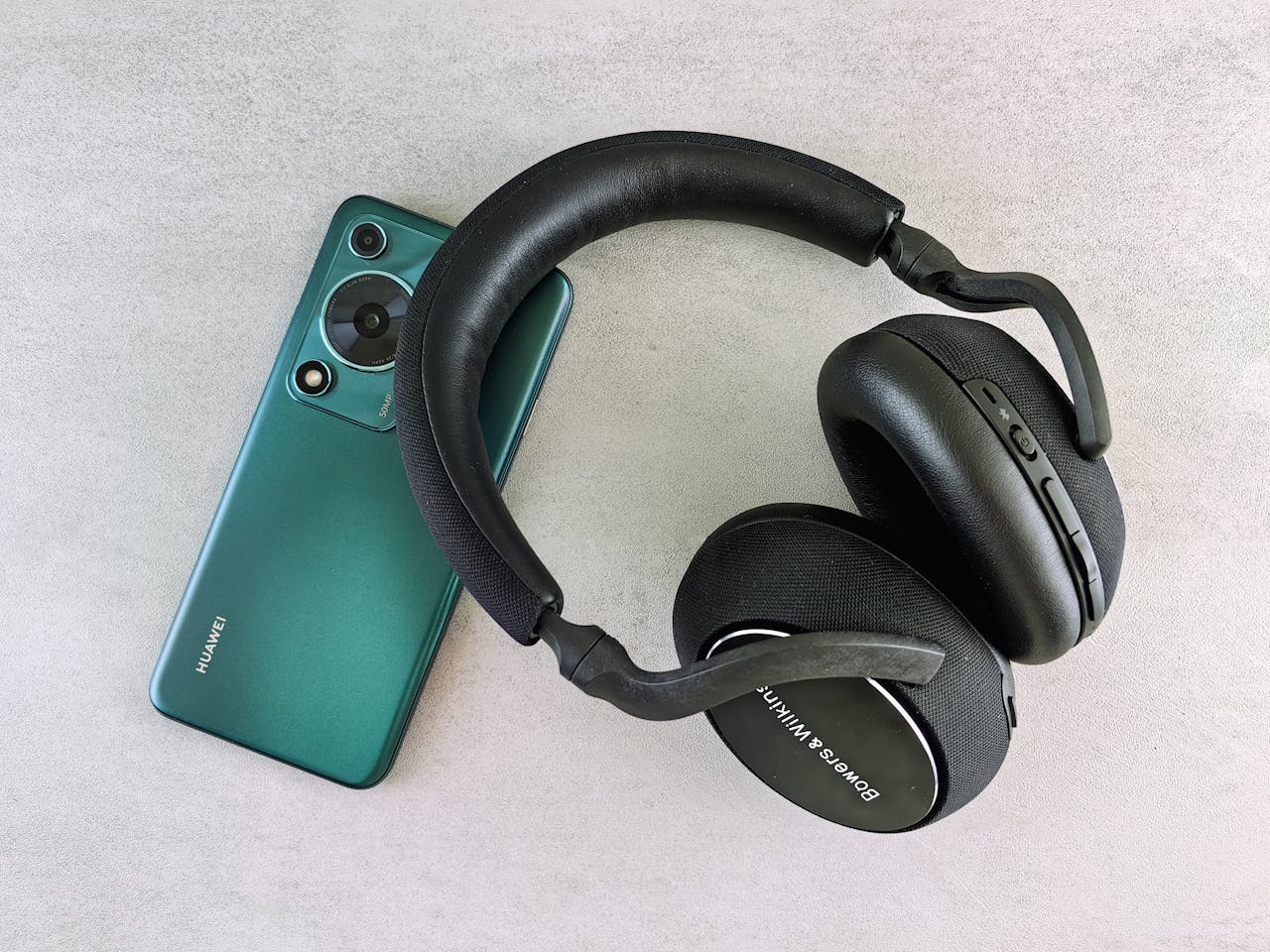 Bose vs. Sony: Dive into the Deep End of Wireless Audio